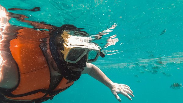Quels hébergements en Nouvelle-Calédonie incluent des excursions de snorkeling et des cours de danse locale?